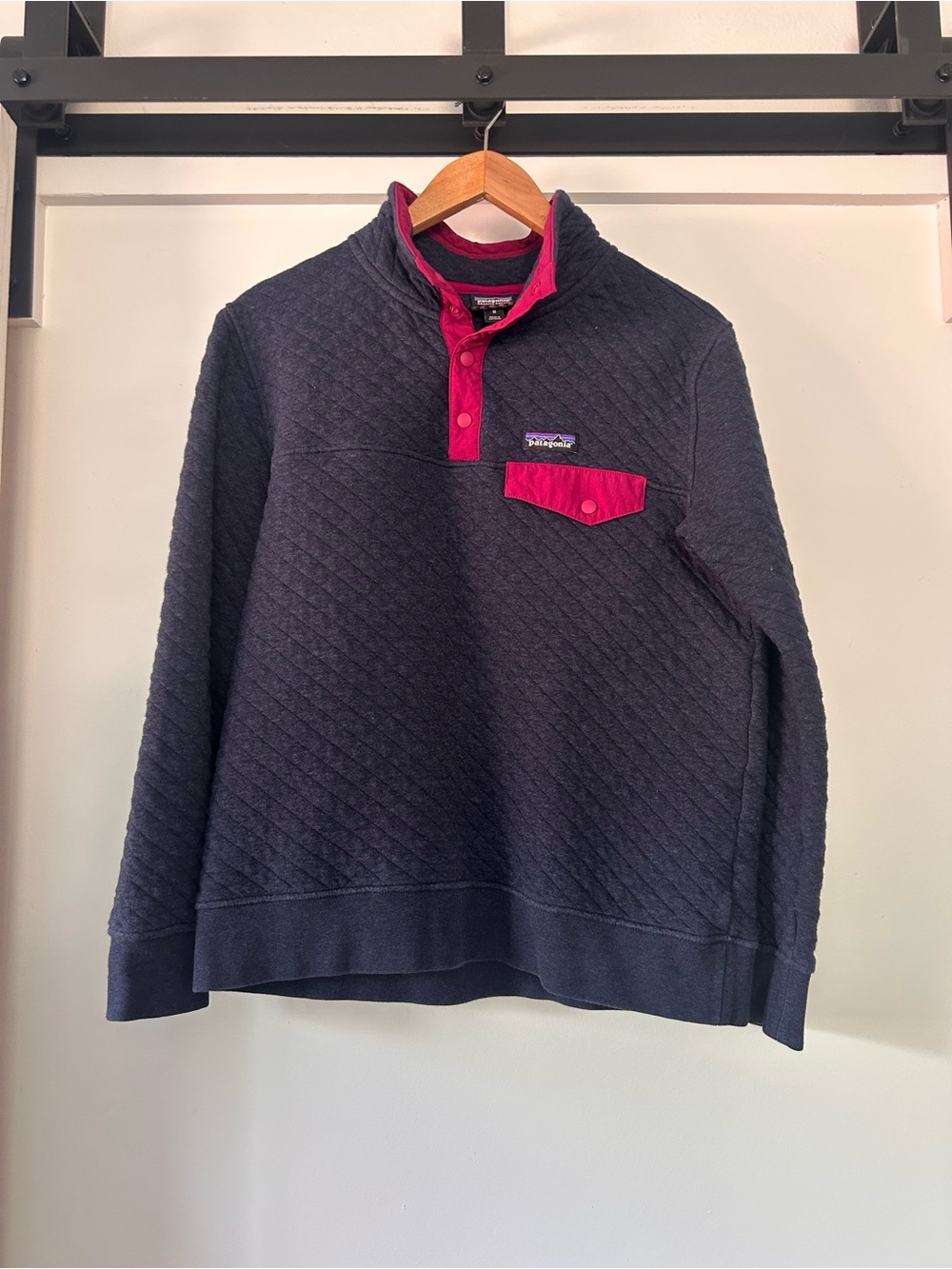 Patagonia women’s  Quilted t snap Pullover Sweater - Navy with Raspberry Accents